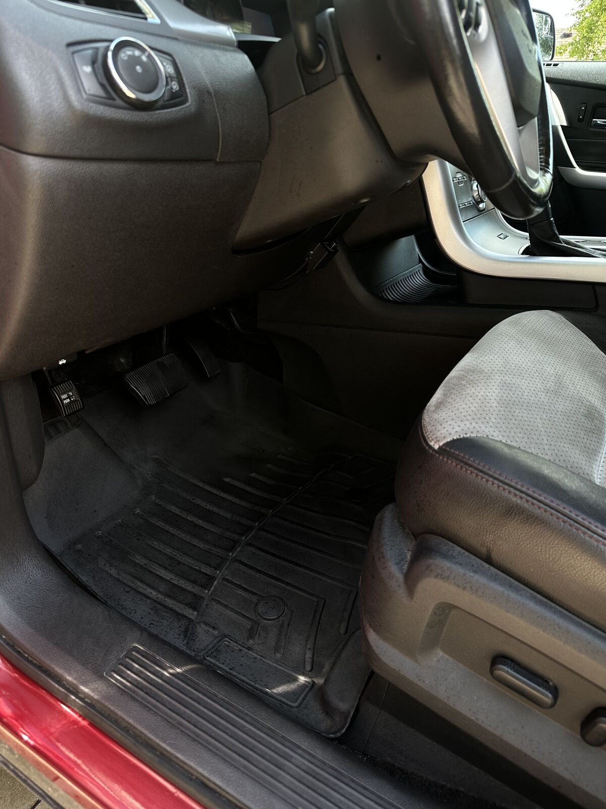 Ford Edge driver floor mats before and after interior detail